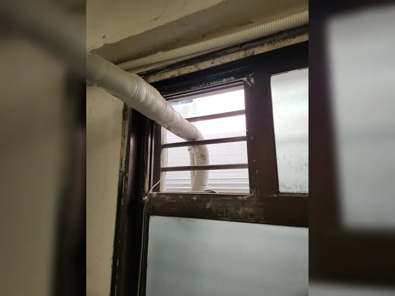 서대문구 기타 설치 - 창문으로배관빼고남은공간 막기 현장 시공 사진 4